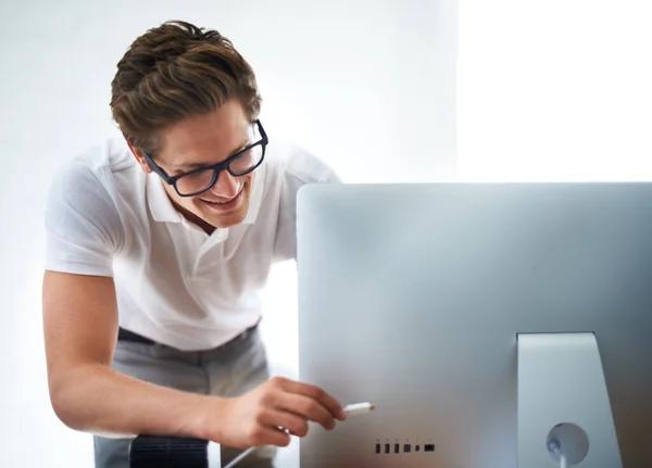 Eu trato disto. Um técnico de informática a ligar um computador. — Fotografia de Stock