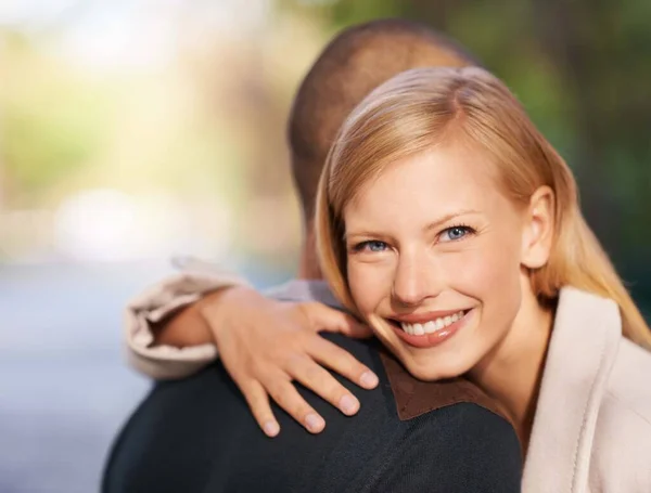 Mi hombre. Fotografía de una joven abrazando a su novio al aire libre. —  Fotos de Stock