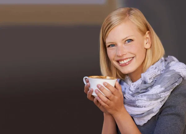 Bu hayat iksiri. Kafede kahve içen genç bir kadının portresi.. — Stok fotoğraf