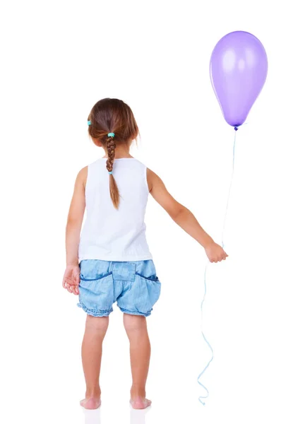 Ik verlaat een verjaardagsfeestje. Volledige achteraanzicht van een klein meisje met een ballon. — Stockfoto