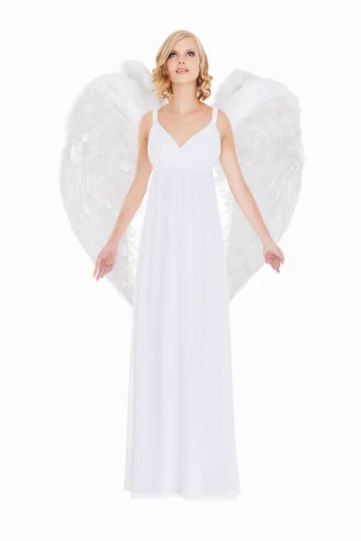 Шелл присматривает за тобой. Студийный снимок молодой женщины в ангельских крыльях, изолированных на белом. — стоковое фото