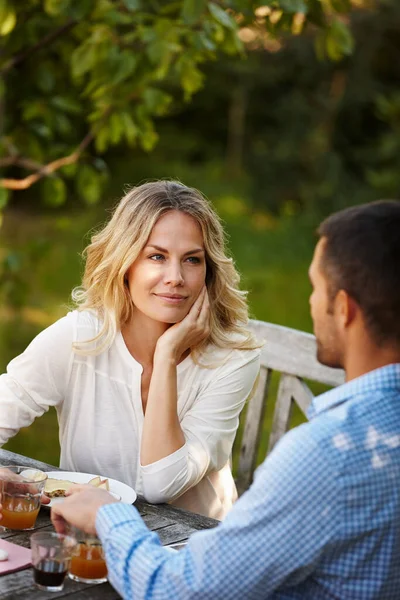 A desfrutar do jantar perfeito juntos. Tiro de um jovem casal feliz desfrutando de jantar fora. — Fotografia de Stock
