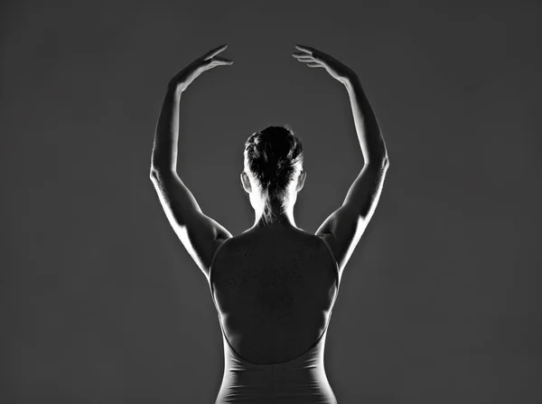 Elle vit pour danser. Silhouette d'une jeune ballerine dansant sur un fond sombre. — Photo