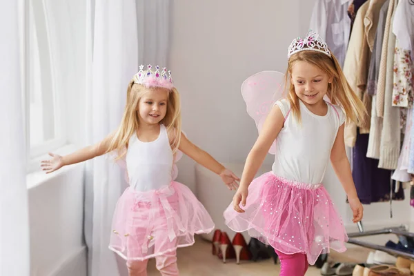 Διασκεδάζουμε στη χώρα της φαντασίας. Τραβηγμένο πλάνο μικρών κοριτσιών με στολές νεράιδας πριγκίπισσας. — Φωτογραφία Αρχείου