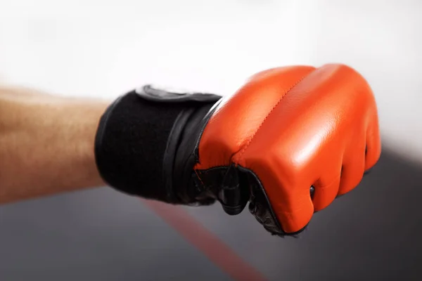 Дайте все, що у вас є. Обрізаний знімок кулака бойових артистів у червоній рукавичці для кікбоксингу . — стокове фото
