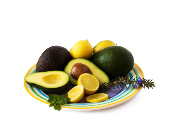 Allt du behöver för guacomole. En tallrik örter, avos och citroner. — Stockfoto