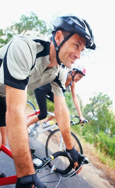 Koppels die samen fietsen.... Schot van twee mensen die samen een fietstocht maken. — Stockfoto