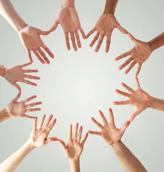 Allen voor één en één voor allen. Lage hoek van de handen in een cirkel vormen een cirkel. — Stockfoto