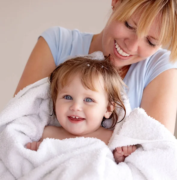 Babyblaue Augen. Schnappschuss einer Mutter, die ihr frisch gewaschenes Baby in einem Handtuch trägt. — Stockfoto