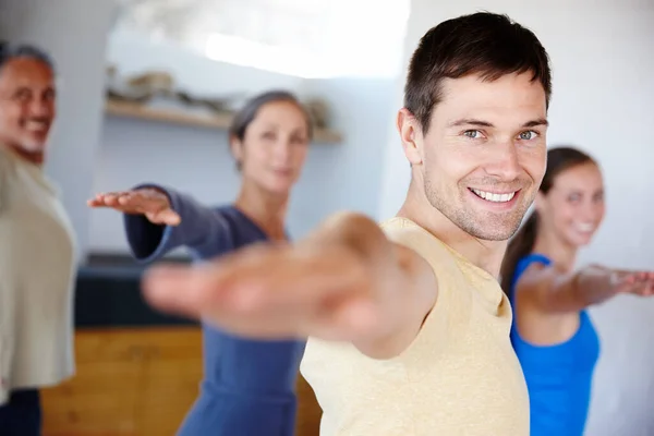 Позитивний погляд на здоров'я. Група людей, які проводять заняття разом у спортзалі . — стокове фото
