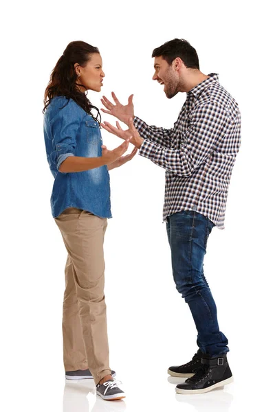 Difficultés relationnelles. Plan studio d'un jeune couple se disputant agressivement isolé sur blanc. — Photo