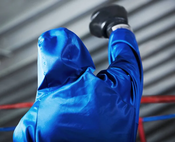 Motivación. Vista trasera de un boxeador con el puño en el aire. —  Fotos de Stock