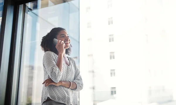 Ze heeft goede connecties met haar cliënten. Schot van een jonge zakenvrouw aan het praten op een mobiele telefoon in een kantoor. — Stockfoto