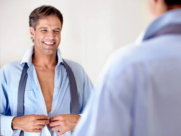Bersiap-siap untuk bekerja di depan cermin. Seorang pengusaha dewasa melihat bayangannya di cermin sambil bersiap-siap untuk bekerja. — Stok Foto