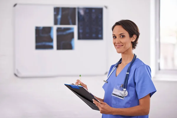 Ihr persönlicher Gesundheitsprofi. Ausgeschnittenes Porträt eines freundlichen Radiologen. — Stockfoto