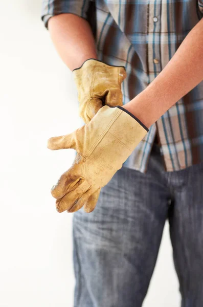 Ετοιμάζομαι για χειρωνακτική εργασία. Καλλιεργημένη εικόνα ενός τεχνίτη που φοράει γάντια. — Φωτογραφία Αρχείου