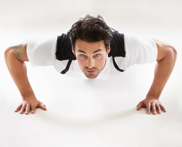 Poner su cuerpo en forma. Retrato de un joven haciendo flexiones. —  Fotos de Stock