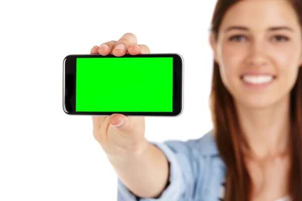 É o aplicativo todo mundo falando. Uma jovem segurando um telefone celular com copyspace tela verde. — Fotografia de Stock