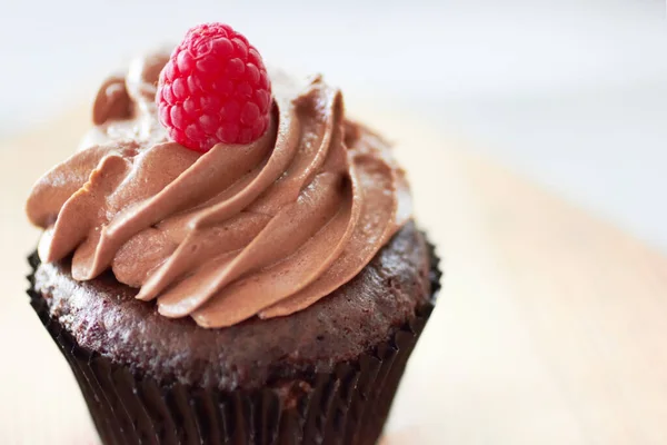 Der perfekte Schokoladen-Cupcake. Schnitte eines frisch gebackenen Cupcake. — Stockfoto