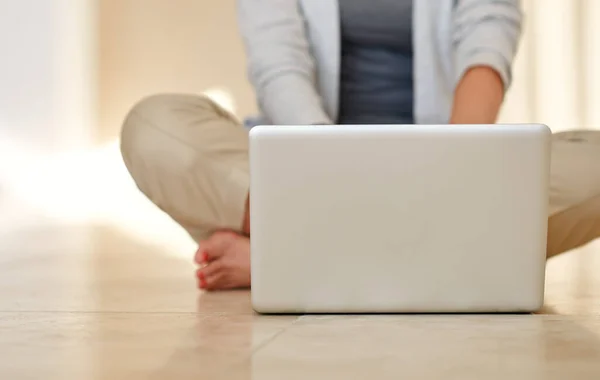 Evde kablosuz özgürlük. Oturma odasının zemininde dizüstü bilgisayar kullanan bir kadının görüntüsü.. — Stok fotoğraf