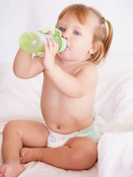 Glug-glug. Un lindo niño bebiendo agua de una botella. — Foto de Stock