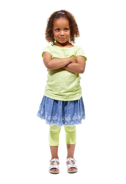 Ona ma dużo wyrzutów sumienia. słodkie mało afrykański amerykański dziewczyna stojąc na białym tle z jej ramiona złożone. — Zdjęcie stockowe