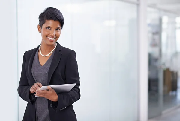 Alles auf Knopfdruck. Aufnahme einer attraktiven jungen Geschäftsfrau in ihrem Büro. — Stockfoto