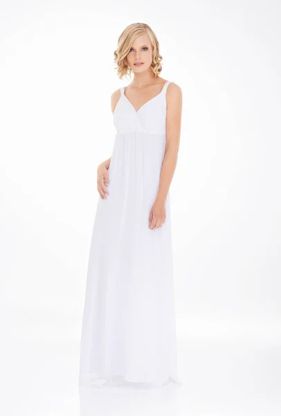 Pure elegantie. Studio schoot een aantrekkelijke jonge vrouw in witte jurk. — Stockfoto