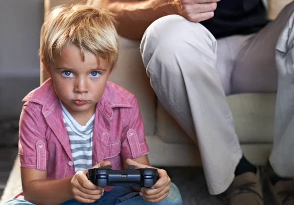 Focado no jogo. Um rapaz a jogar videojogos em casa. — Fotografia de Stock