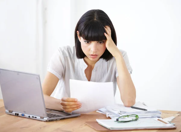 J'ai dépassé le budget. Une femme d'affaires choquée lisant la ventilation financière de son budget. — Photo