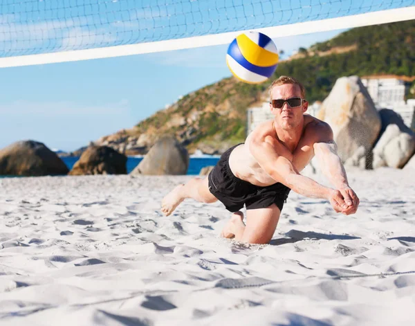 Luchando por cada punto. Tiro de un partido de voleibol de playa en un día soleado. — Foto de Stock