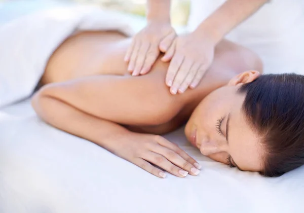 Att bli bortskämd. Beskuren bild av en attraktiv ung kvinna njuter av en avkopplande massage. — Stockfoto