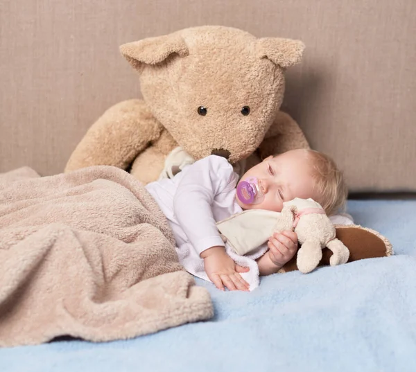 眠っている天使。可愛いです赤ん坊女の子眠っていますとともに彼女のおもちゃ. — ストック写真