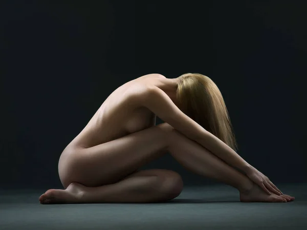 Kadın formunun güzelliği. Stüdyoda poz veren çıplak bir kadının yan görüntüsü.. — Stok fotoğraf