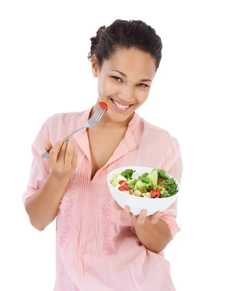 Die gesunde Wahl treffen und einen Salat essen. Junge Frau lächelt, während sie frischen grünen Salat isst. — Stockfoto