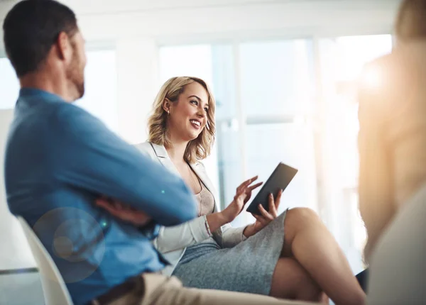 Tanken är bara steg ett. Beskuren bild av en grupp företagskollegor som möts på sitt kontor. — Stockfoto