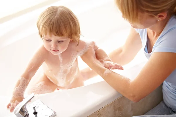 Mira lo bonita y limpia que eres. Recorte de una madre lavando a su bebé en la bañera. —  Fotos de Stock