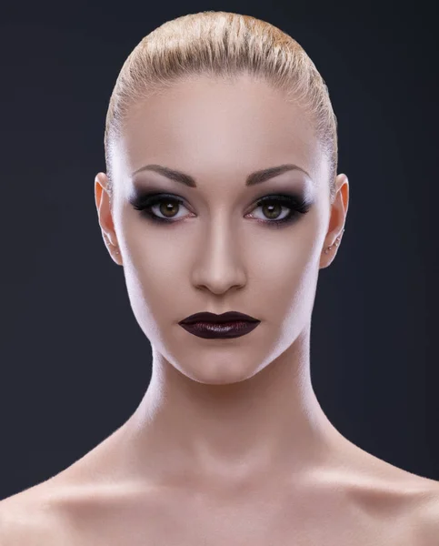 Intensive Schönheit. Ausgeschnittenes Porträt einer jungen Frau mit dunklem Make-up. — Stockfoto