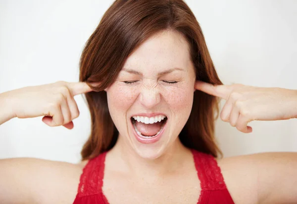 No estoy escuchando.... Una joven atractiva que se bloquea los oídos y trama. —  Fotos de Stock