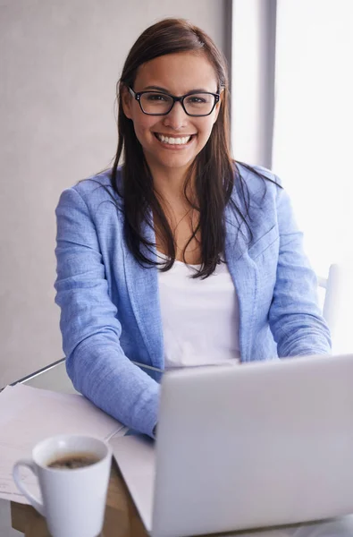 Mam produktywny dzień w biurze. Portret atrakcyjnej młodej bizneswoman korzystającej z laptopa w biurze. — Zdjęcie stockowe