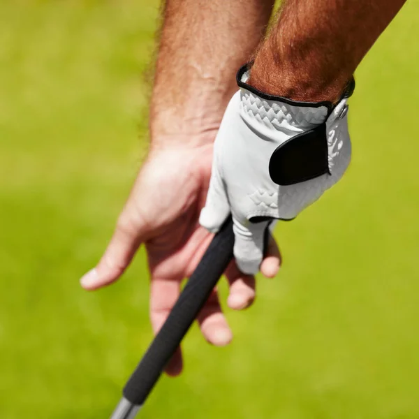 El agarre adecuado es importante. Imagen recortada de un golfista demostrando el agarre adecuado. — Foto de Stock
