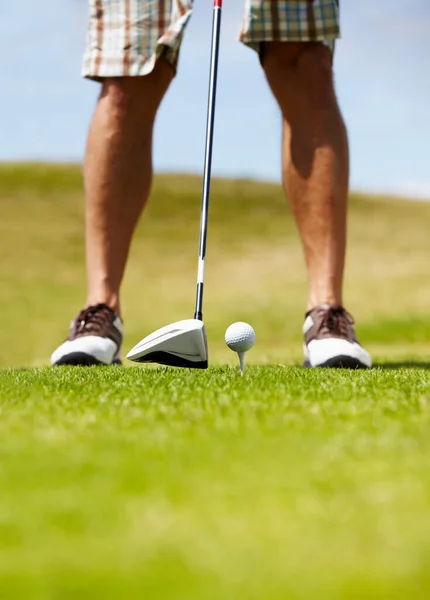 Denna klubb bör göra susen.... Beskuren bild av en golfare på väg att slå golfbollen ner fairway. — Stockfoto