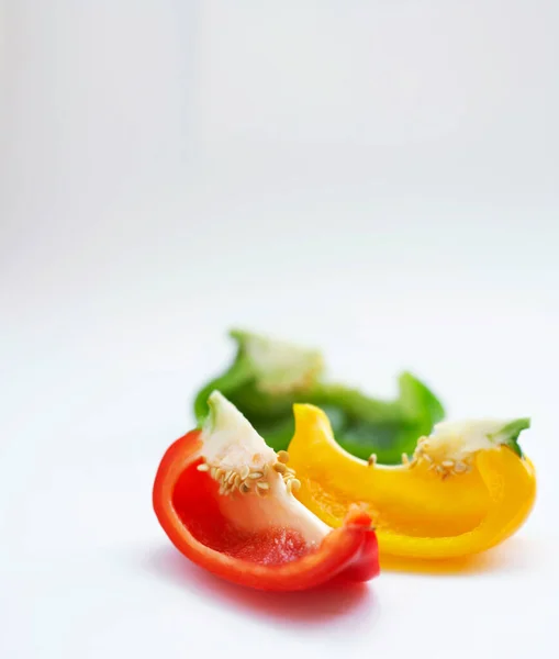 Barevná dobrota. Studio záběr krájené papriky. — Stock fotografie
