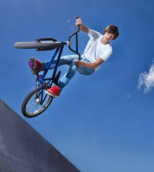 Oefenen voor de x-games. Gehakt schot van een tiener jongen rijden een BMX op een skatepark. — Stockfoto