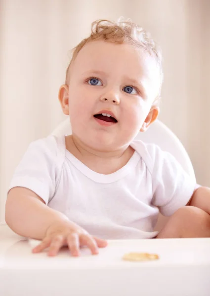 Klaar om gevoed te worden. Een schattige baby zittend in een kinderstoel. — Stockfoto