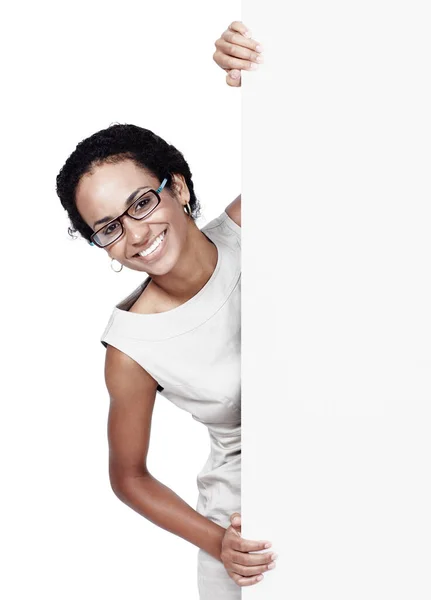 Tiene grandes ideas para tu negocio. Retrato del estudio recortado de una mujer de negocios de pie detrás de un signo en blanco. — Foto de Stock