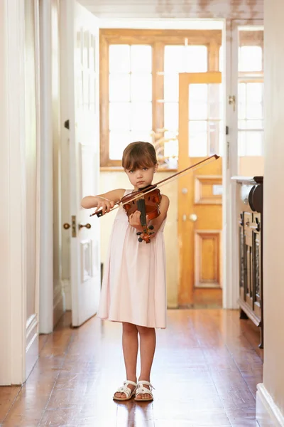 Sto facendo pratica con il violino. Girato di una giovane ragazza che suona il violino. — Foto Stock