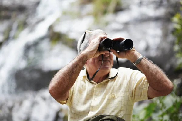 E 'tutto nelle piccole cose. Girato di un uomo anziano che guarda il paesaggio con un binocolo. — Foto Stock