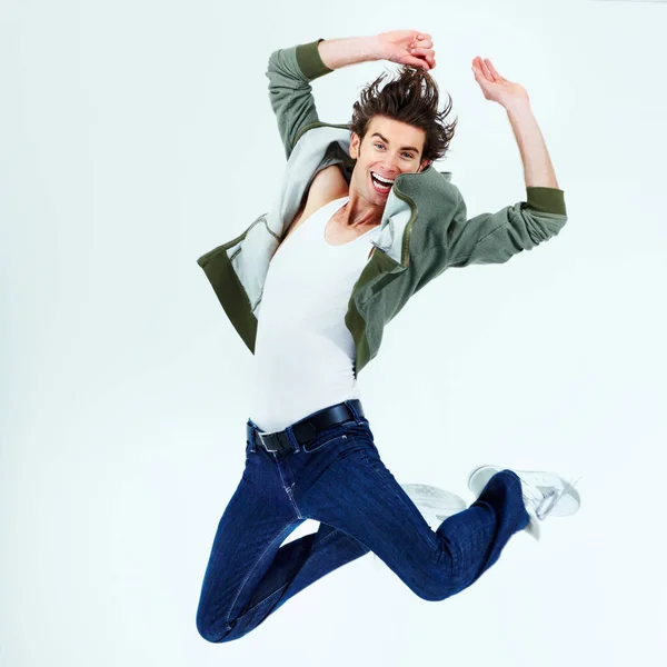 Divirtiéndose y volviéndose loco. Retrato de un joven feliz saltando al aire. —  Fotos de Stock