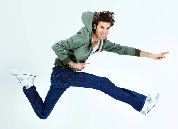 Es un tipo casual amante de la diversión. Retrato de un joven saltando felizmente. —  Fotos de Stock